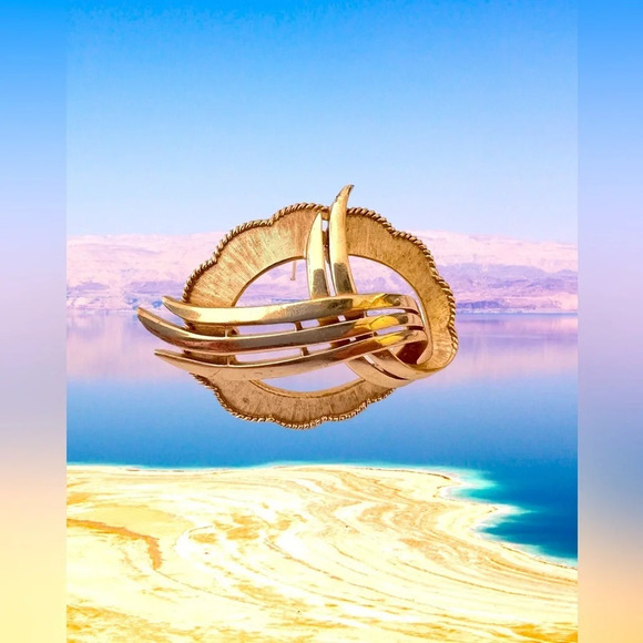 Trifari Gold Tone Round Brooch Pin
Excellent condition signed brooch - Picture 1 of 3